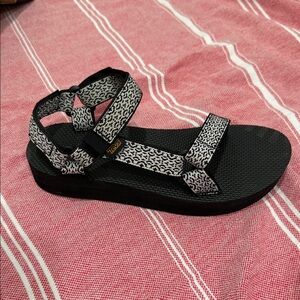 New In Box Teva Women's Monochrome Patterned Sandals